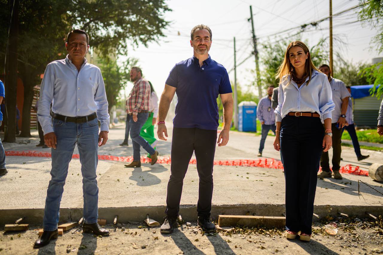 Adrián De La Garza En Obras De Calle Filósofos. Monterrey - Los Industriales