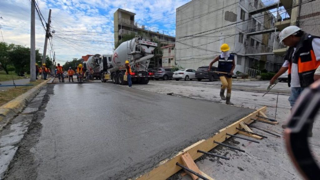 Obras En Monterrey, Calle Filósofos. - Los Industriales