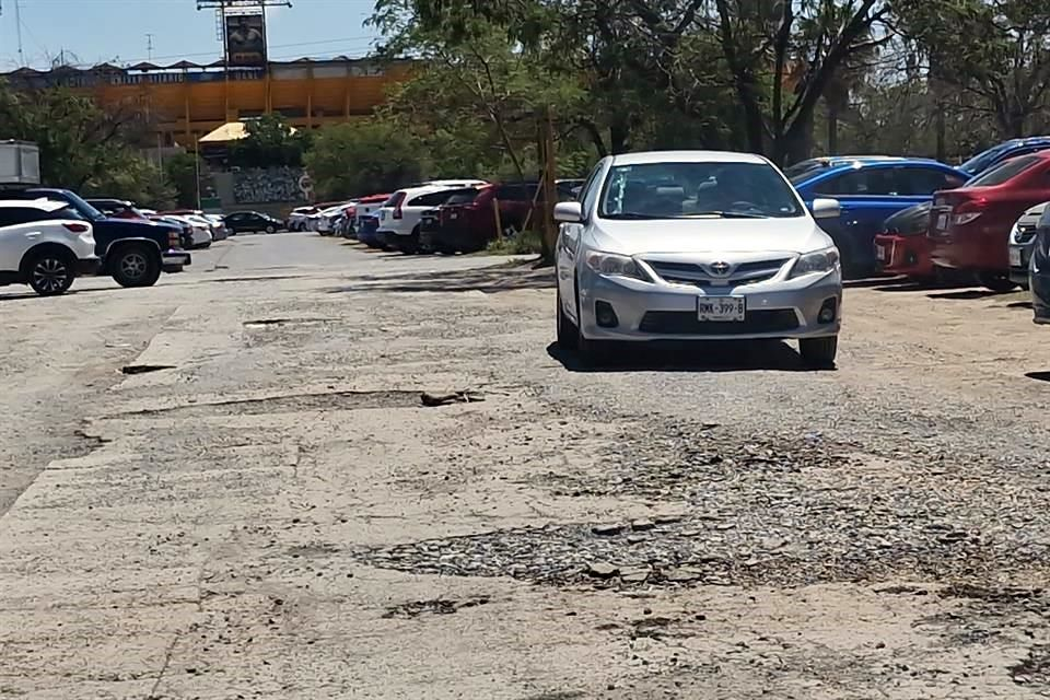 Image - Los Industriales el Mal Estado Del Estadio De Tigres Afecta a Estudiantes Y Aficionados. Los Baches En El Estacionamiento Generan Riesgos Y Contrastan Con Otras áreas Renovadas.