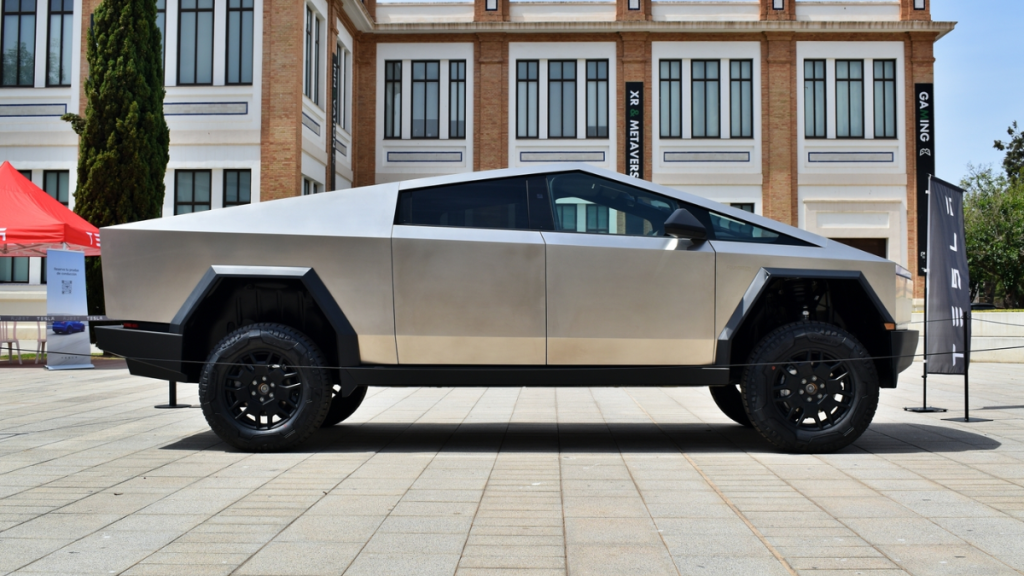 Plantilla 1200px X 675px - 2025-10-09t101745540 - Los Industriales Dos Jóvenes Atrapados En Cybertruck Mueren; Sus Familias Interponen Demanda a Tesla Por Fallas En Puertas Y Mecanismo De Emergencia.