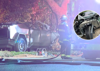 Jóvenes Atrapados En Cybertruck - Los Industriales