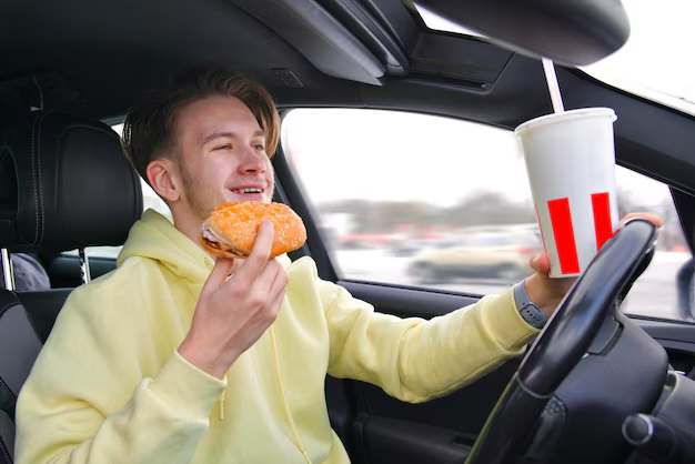 Image - Los Industriales La Multa Por Comer Manejando En Nuevo León Es Posible. El Reglamento De Tránsito Sanciona La Distracción Al Volante Aunque No Lo Prohíba Explícitamente.
