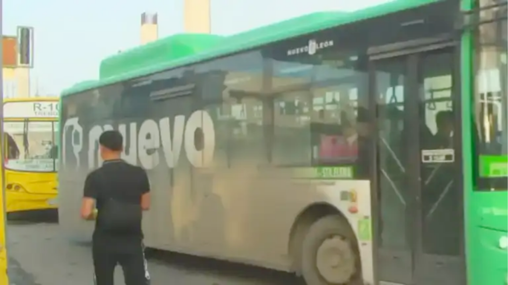 Usuario Esperando Una Unidad Verde De "muevo León" Y Se Observa Otro Camión Verde Muy Sucio Y Descuidado. La Otra Cara Del Transporte Público De Nl.