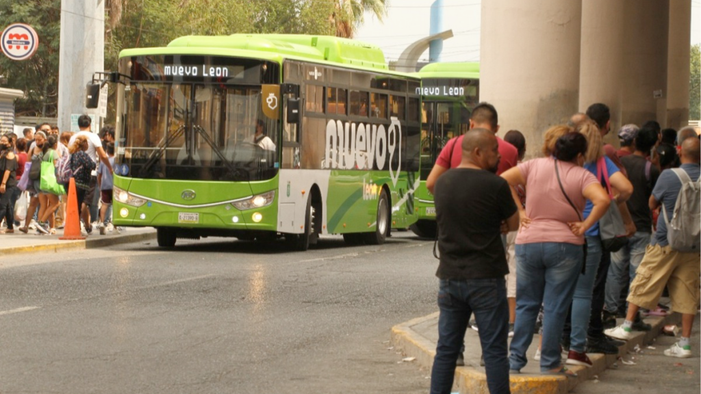 Una Unidad De "muevo León" Circula Mientras Hay Personas Esperando El Transporte Público De Nl .