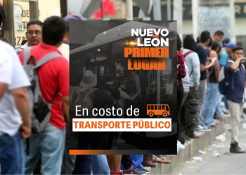 Personas Esperando El Muevo León Y Sobrepuesto Hay Un Poster Que Se Lee " El Costo Del Transporte Público De Nl - Los Industriales