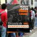 Personas Esperando El Muevo León Y Sobrepuesto Hay Un Poster Que Se Lee " El Costo Del Transporte Público De Nl - Los Industriales
