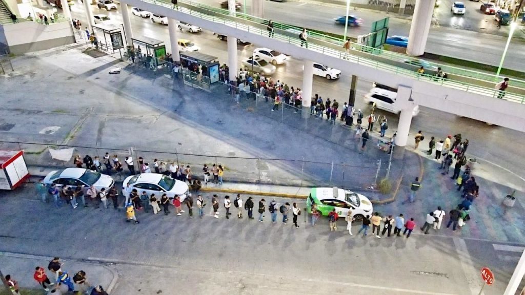 Transporte - Los Industriales Largas Filas En Nuevo León Provoca Filas De Camiones Y Ciudadanos Molestos.