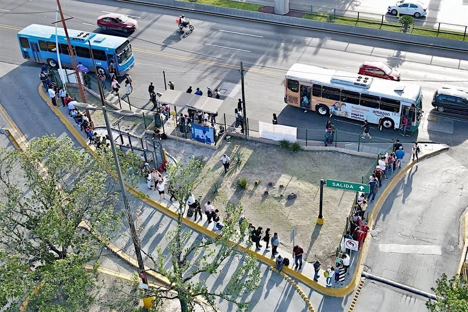 - Los Industriales Largas Filas En La Ciudad Por La Falta De Camiones Por Ruta.