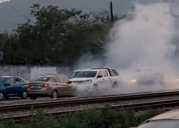 Camioneta Blanca Con Humo Espeso Que Ondea Desde Su área De Motor En Una Calle Porque Un Conductor Maneja En Sentido Contrario En San Nicolás Y Provoca Altercado Vial - Los Industriales