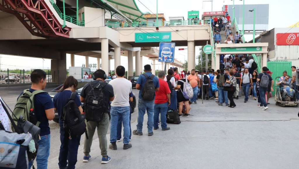 Image - Los Industriales Largas Filas Para Esperar El Camión.