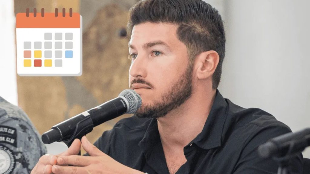 Man Speaking into a Microphone During a Panel Discussion, with a Calendar Icon Overlay in the Top-left Corner of the Image. - Los Industriales