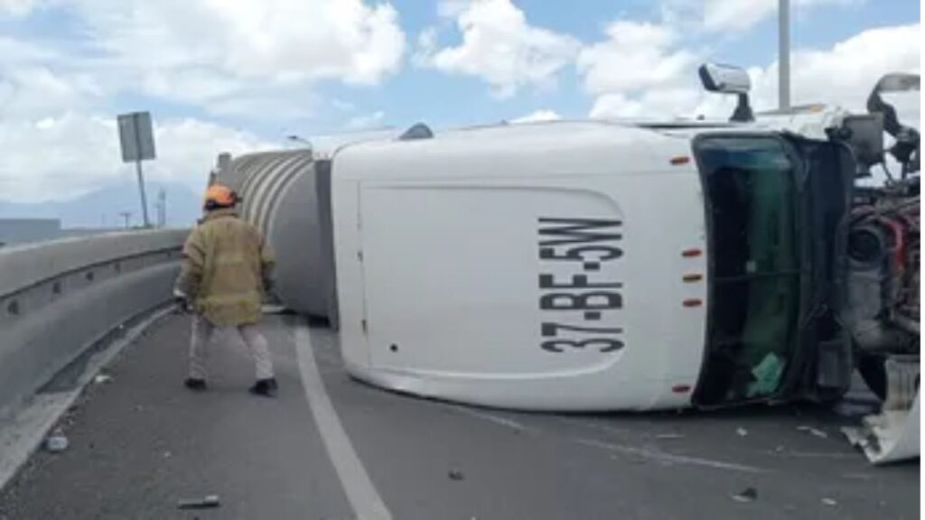 Volcadura De Pipa Con Combustible En Apodaca - Los Industriales