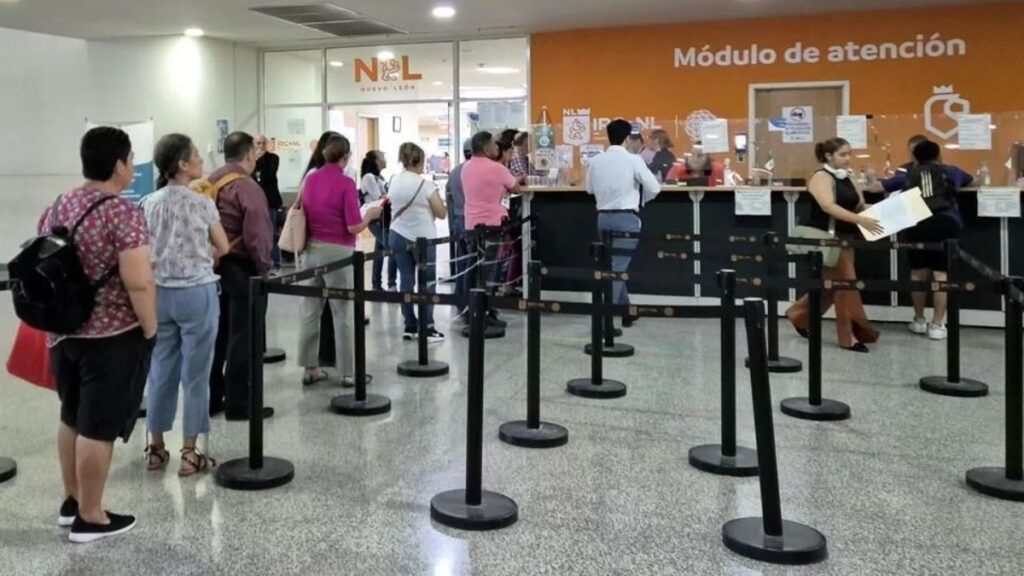 Personas Haciendo Fila En El Módulo De Atención Estatal  - Los Industriales