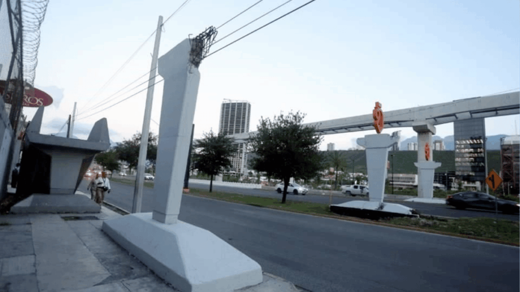 Gobernador Adorna Ruinas En La Avenida Constitución Con Tótems Sobre Puente Destruido - Los Industriales