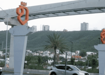 Tótems Sobre Puente Destruido - Los Industriales