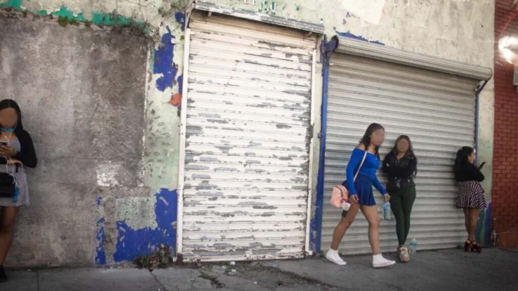 Cuatro Mujeres En Una Calle Esperando - Los Industriales