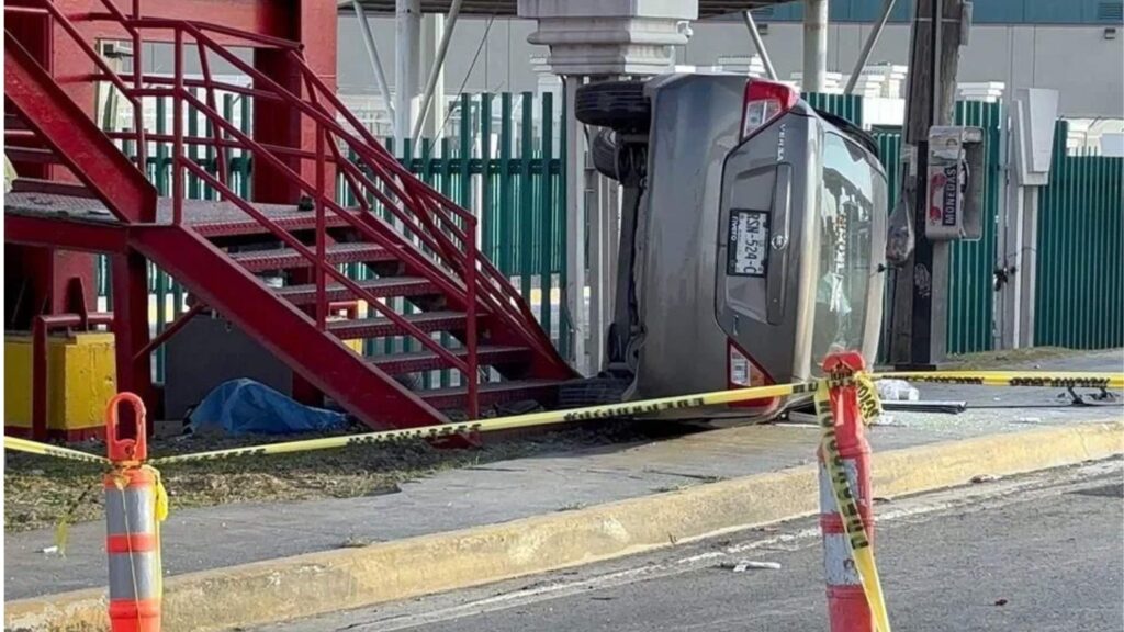 Accidente En Una De Las Calles De Apodaca. Automovil Volteado Recargado En La Banqueta Con Señalamientos De No Pasar Alrededor. La Conductora Se Subió a La Banqueta - Los Industriales