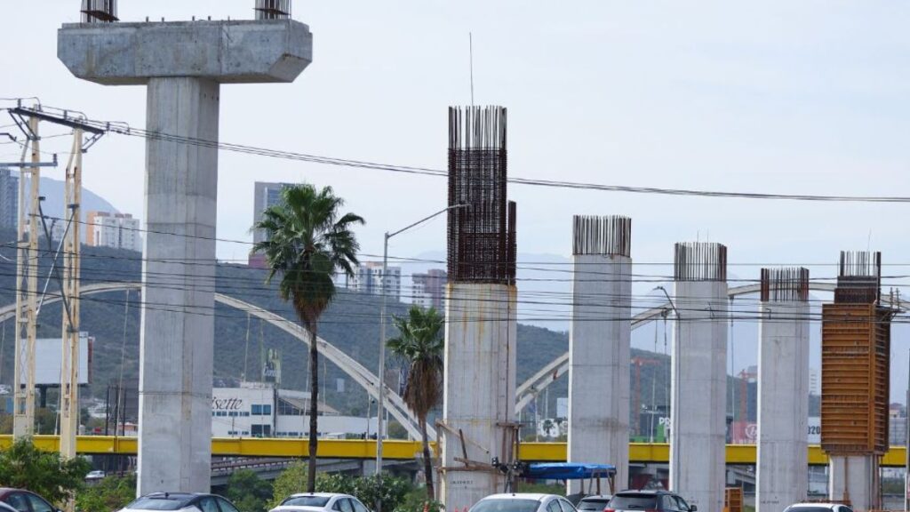 Columnas Del Metro Estatal En Nuevo León  - Los Industriales