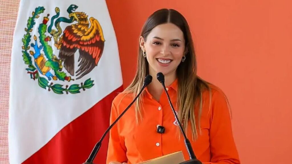 Mariana Rodríguez Hablando Frente a Las Cámaras - Los Industriales